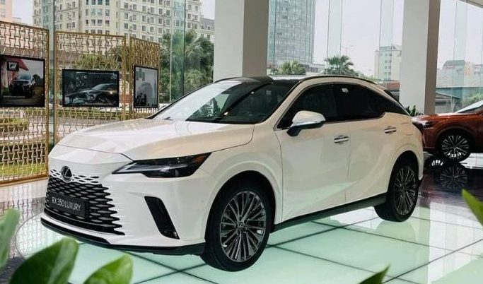 Chiếc Lexus RX 350 Luxury màu trắng (mã màu 085) tuyệt đẹp tại showroom đại lý Lexus