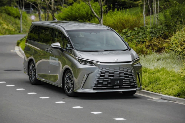 Lexus LM500h 2026 bản 4 chỗ
