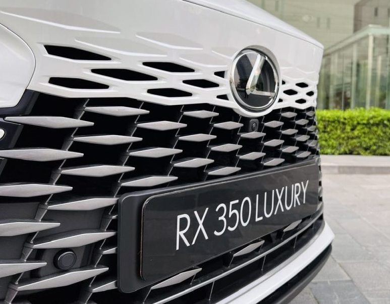 Lưới tản nhiệt hình con suốt không viền sang trọng của Lexus RX350