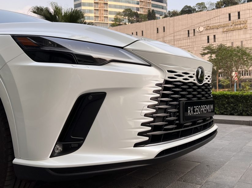 Lưới tản nhiệt phẳng, cụm đèn pha xếp tuần tự cách điệu chữ L là những đặc trưng trên các model Lexus gần đây Lưới tản nhiệt phẳng, cụm đèn pha xếp tuần tự cách điệu chữ L là những đặc trưng trên các model Lexus gần đây