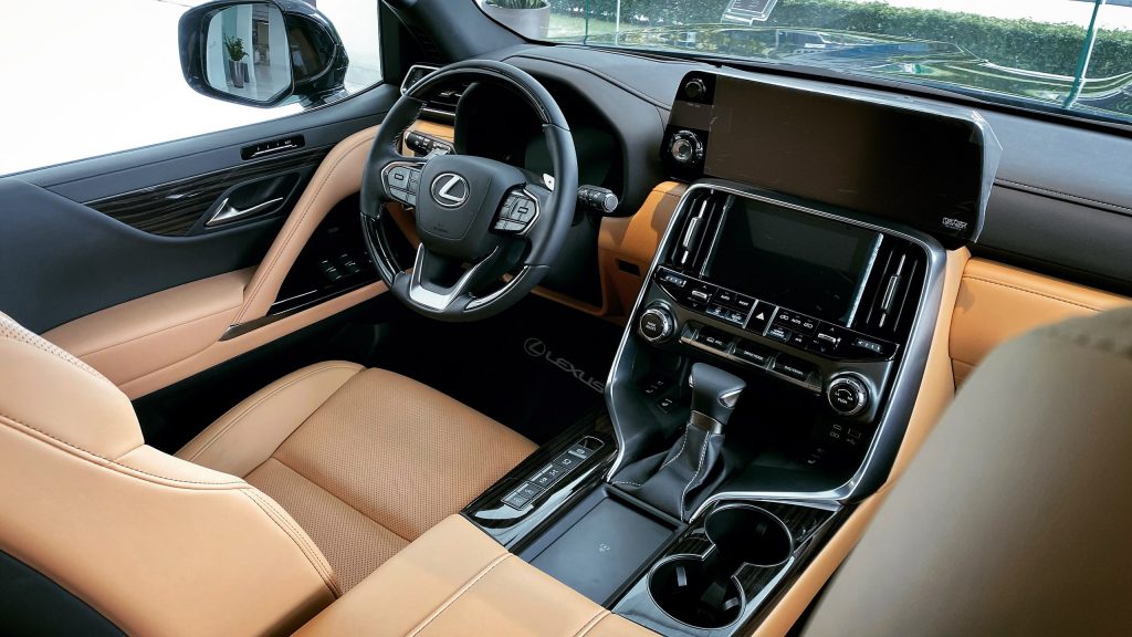 Khoang lái Lexus LX600 Urban