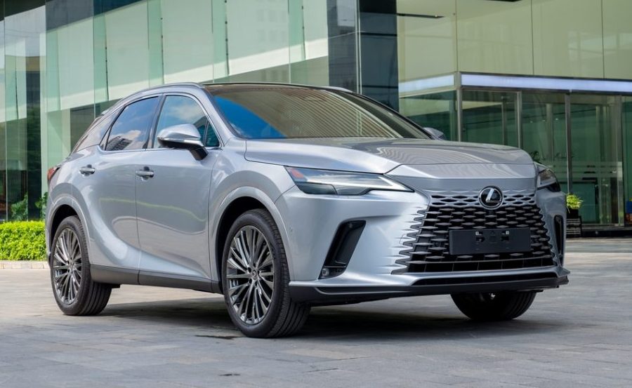Một chiếc RX Luxury mới mã màu bạc (1L2) rất độc đáo tại đại lý Lexus