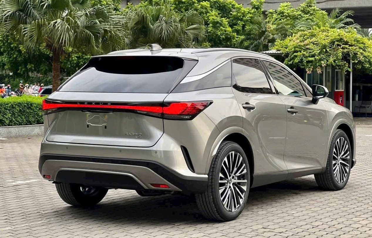 Dải đèn hậu Full Led nối liền vô cùng nổi bật vào ban đêm Dải đèn hậu Full Led nối liền vô cùng nổi bật vào ban đêm