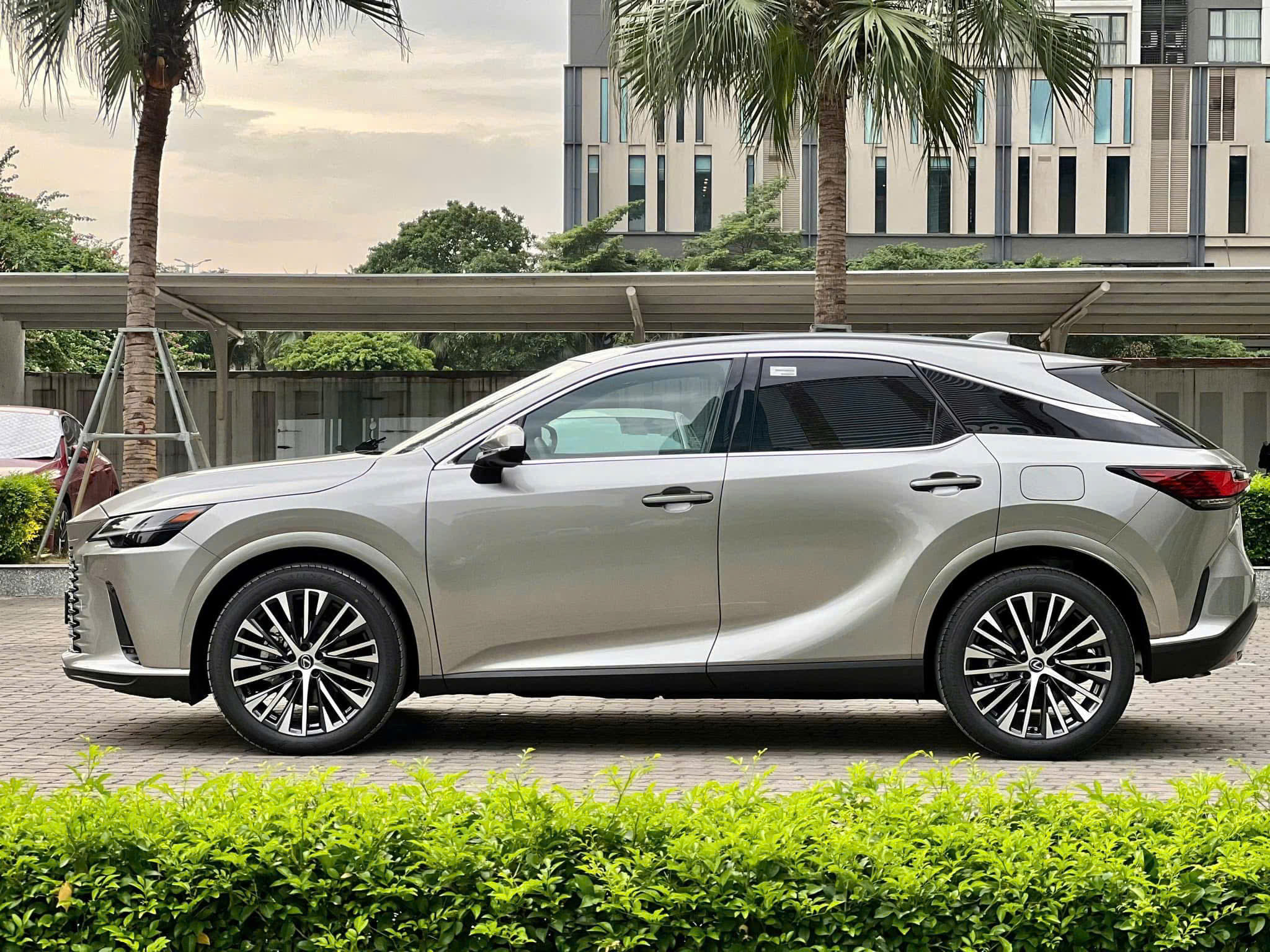 Phần thân xe mang phong cách coupe nhẹ với trụ C vuốt cong về phía sau Phần thân xe mang phong cách coupe nhẹ với trụ C vuốt cong về phía sau