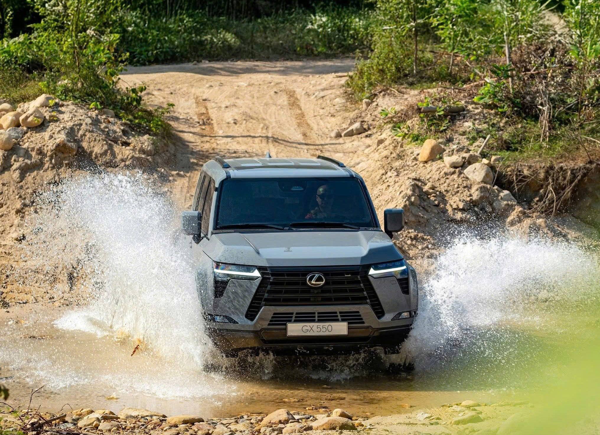 Đầu xe vẫn gây ấn tượng với lưới tản nhiệt con suốt đặc trưng Đầu xe vẫn gây ấn tượng với lưới tản nhiệt con suốt đặc trưng