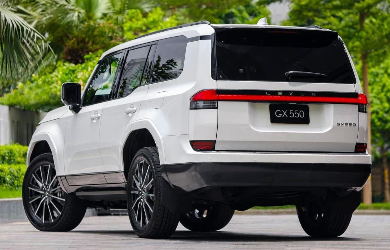 Dải đèn hậu LED kéo dài toàn bộ bề ngang, tăng khả năng nhận diện vào ban đêm Dải đèn hậu LED kéo dài toàn bộ bề ngang, tăng khả năng nhận diện vào ban đêm